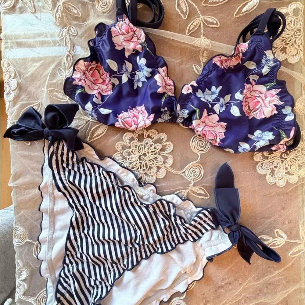 3 Tops 2 Bottoms Old Navy. Blue & Black. Blue Floral/Blue Stripes/Black Polka.